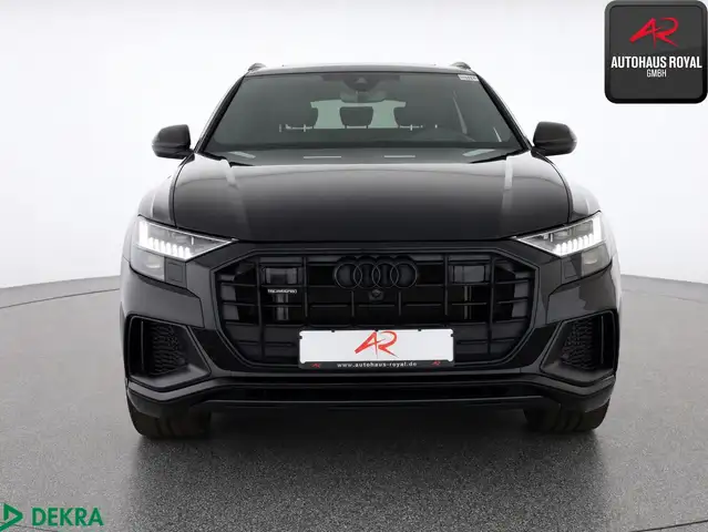 Audi Q8 view 8