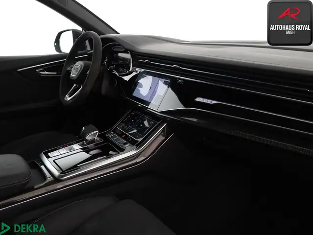 Audi Q8 view 11