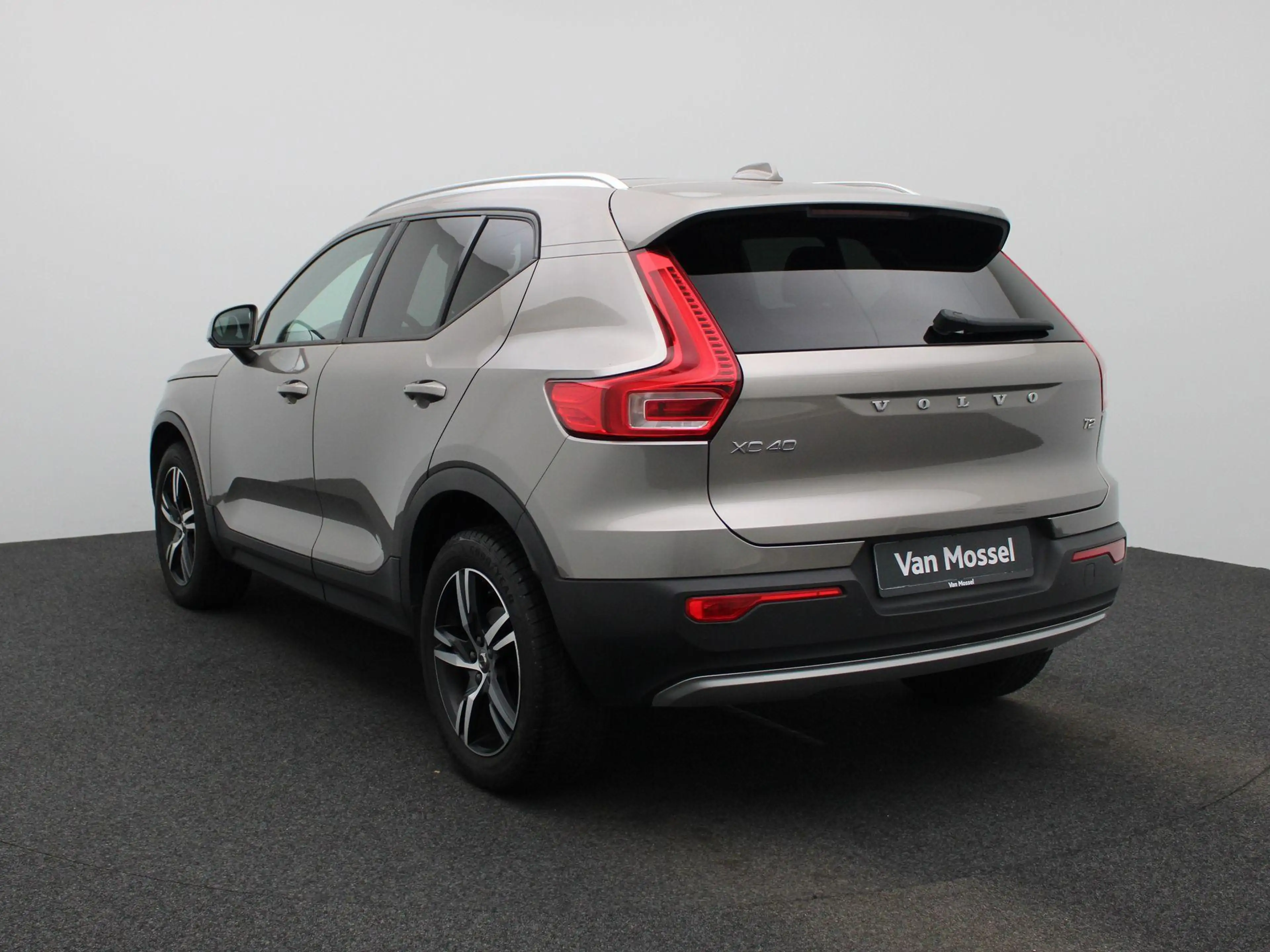 Volvo XC40 T2 Geartronic Momentum Pro NAVI | CARPLAY | LEDER — photo 2