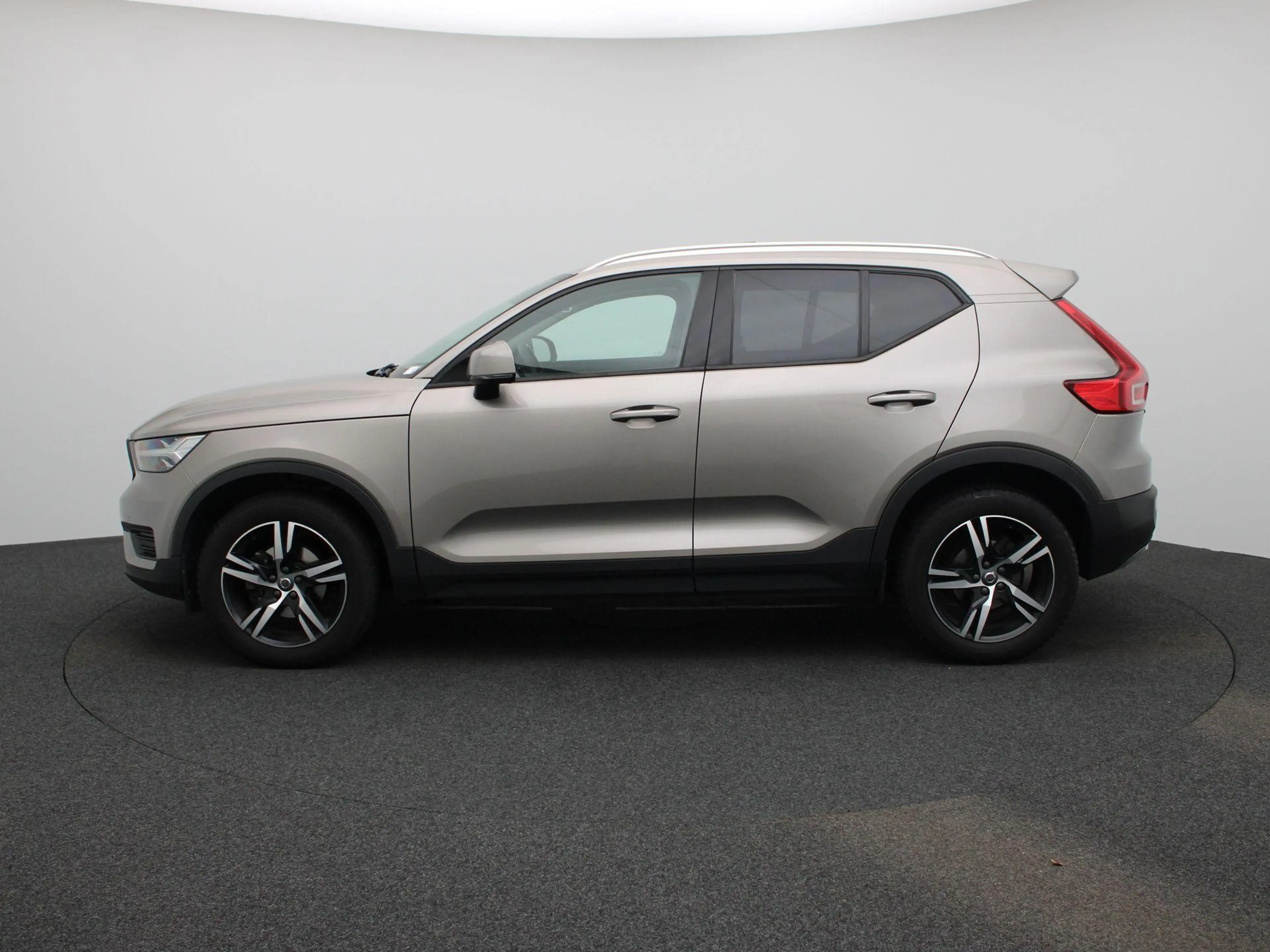Volvo XC40 T2 Geartronic Momentum Pro NAVI | CARPLAY | LEDER — photo 4