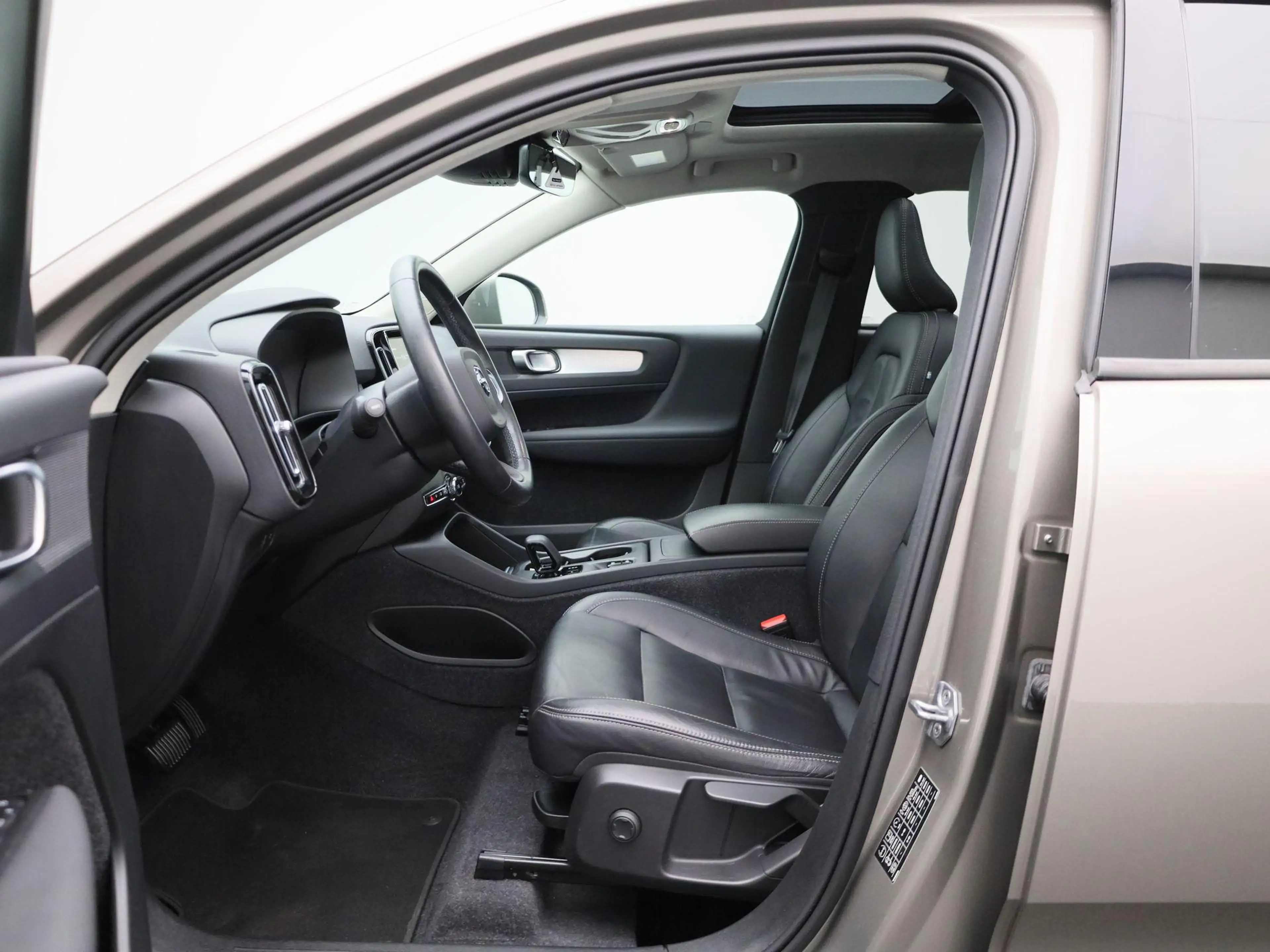 Volvo XC40 T2 Geartronic Momentum Pro NAVI | CARPLAY | LEDER — photo 9