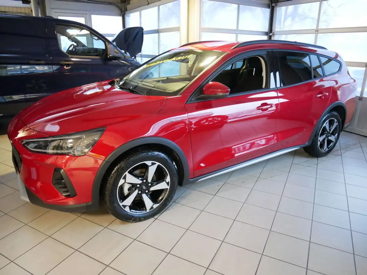 Ford Focus Turnier 1,0 EcoBoost Hybrid Active X Aut. Rot - 2