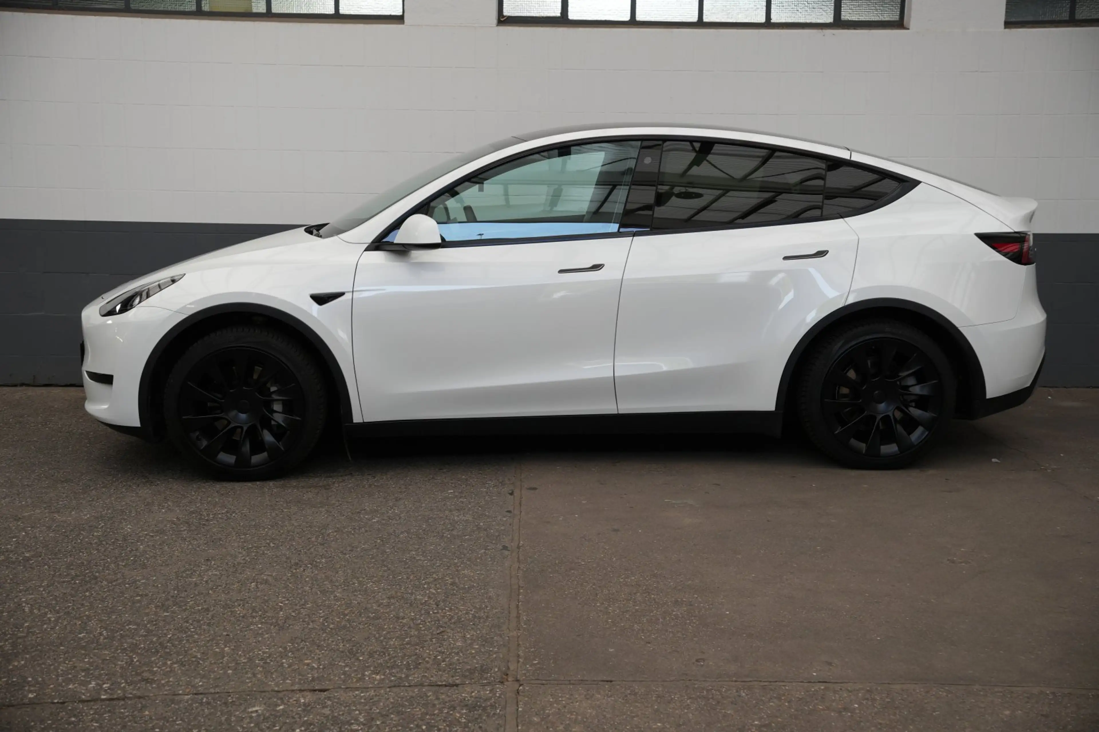 Tesla Model Y Standard Range RWD *20-Zoll*AHK* — photo 4