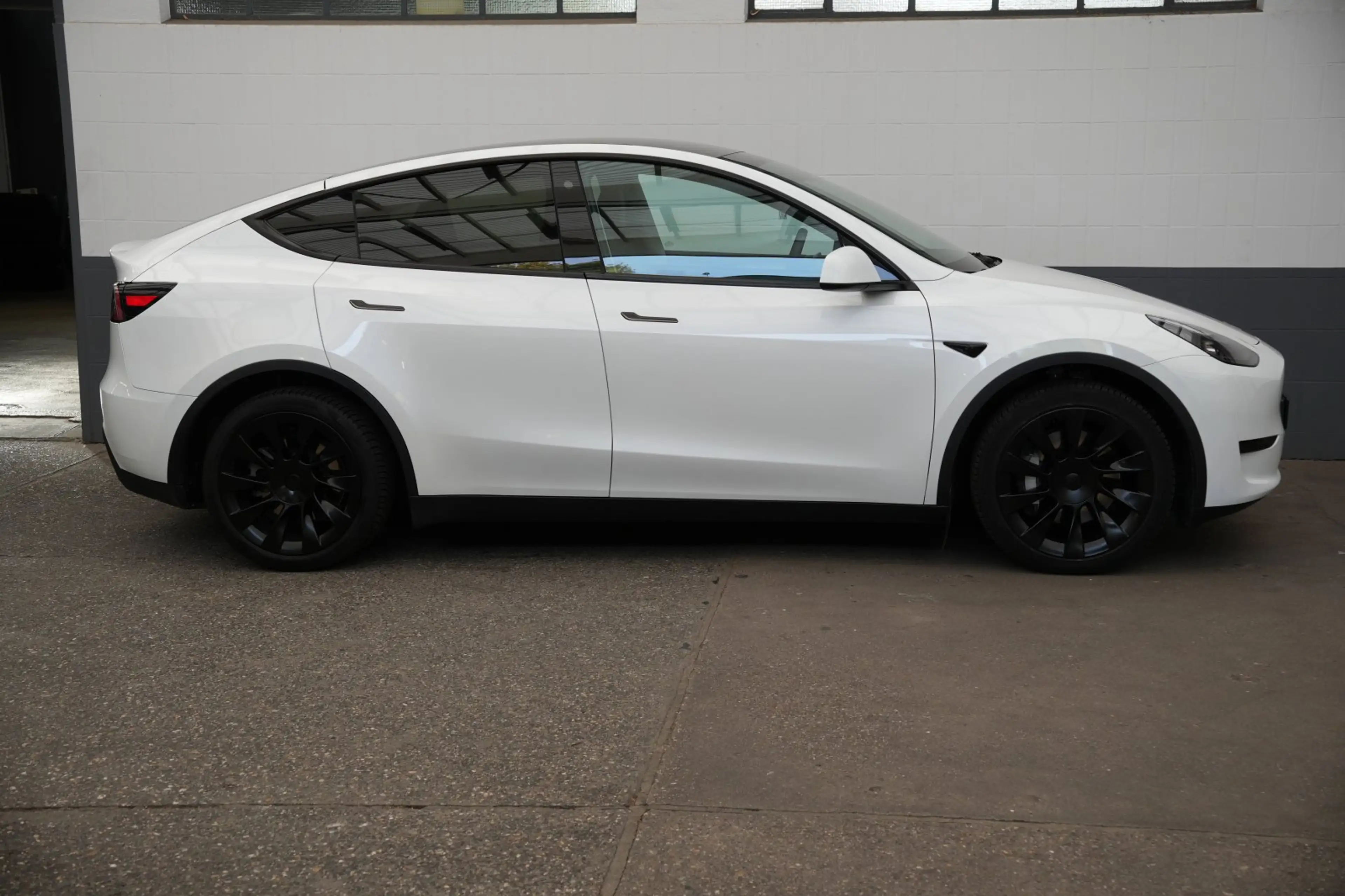 Tesla Model Y Standard Range RWD *20-Zoll*AHK* — photo 21