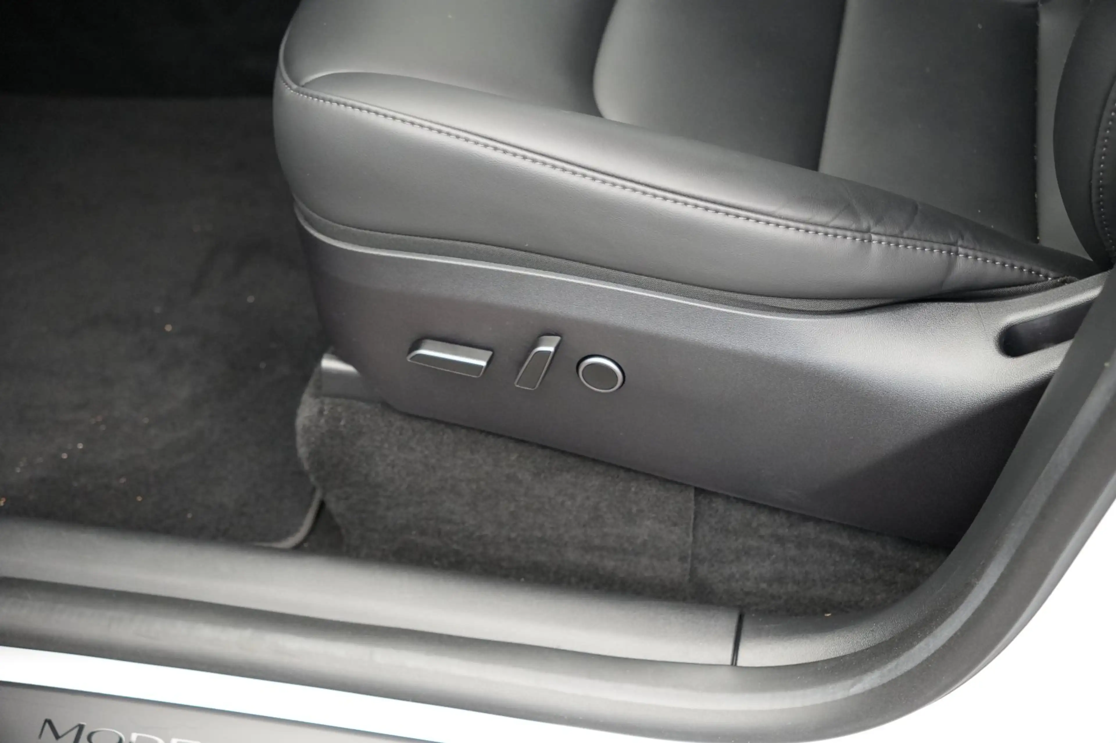 Tesla Model Y Standard Range RWD *20-Zoll*AHK* — photo 12