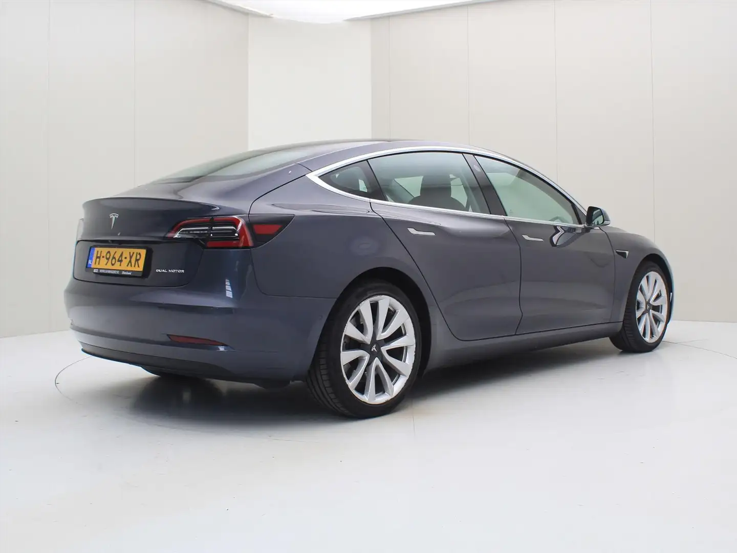 Tesla Model 3 Long-Range AWD 351pk 75 kWh [ AUTOPILOT+19" LMV+62 Grijs - 2