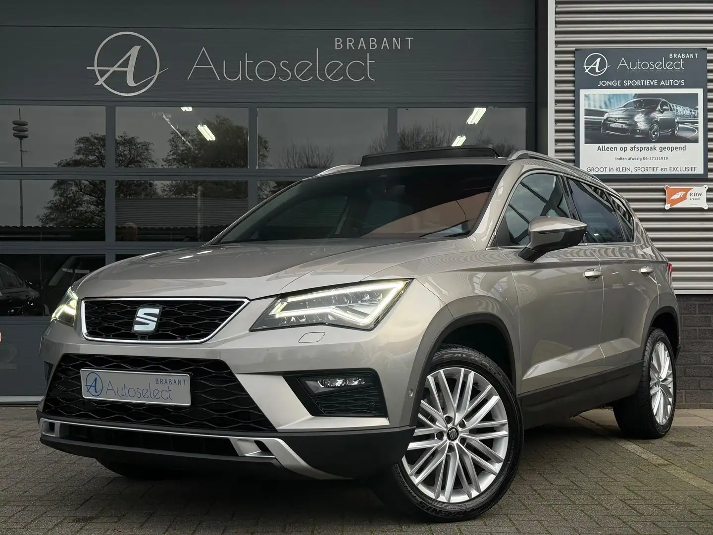 SEAT Ateca 1.4 EcoTSI Xcellence Pano Navi Camera Grijs - 1