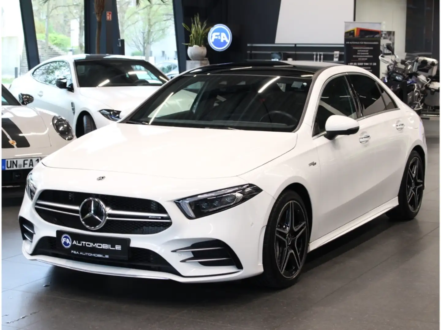 Mercedes-Benz A 35 AMG 4Matic MULTIBEAM*STDHZ*Pano*Kamera Weiß - 1