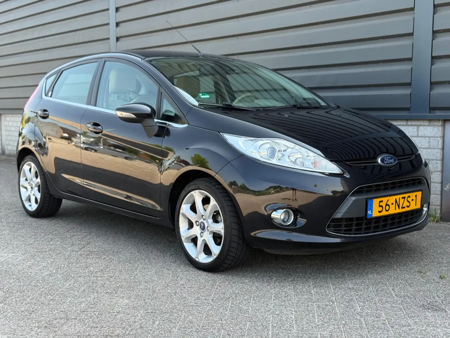 Ford Fiesta 1.6 Ghia Cruise Airco 5 Deurs keyless start NAP!! Zwart - 2