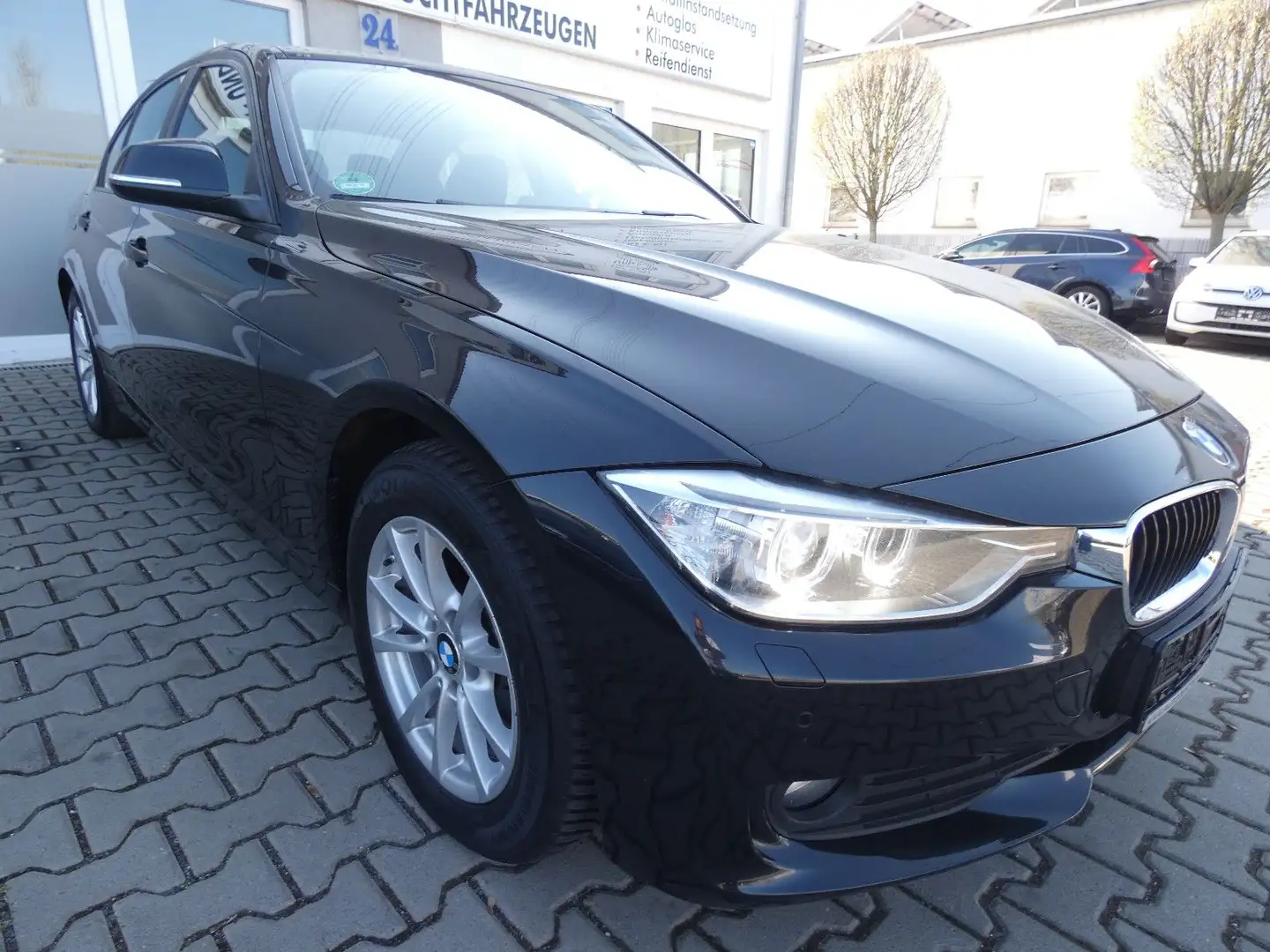 BMW 320 Baureihe 3 Lim. 320 d Černá - 1