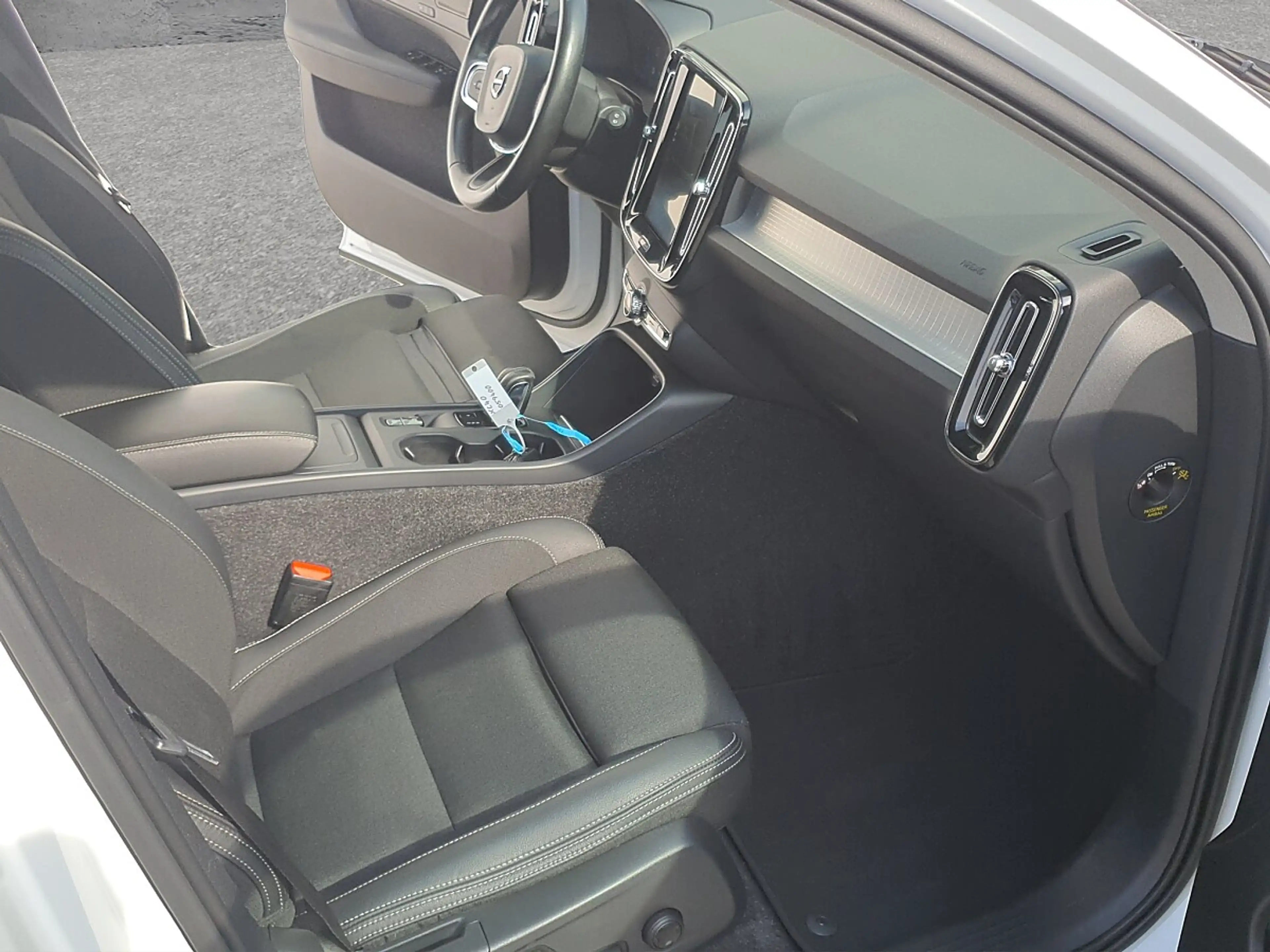 Volvo XC40 T4 AWD Momentum — photo 10