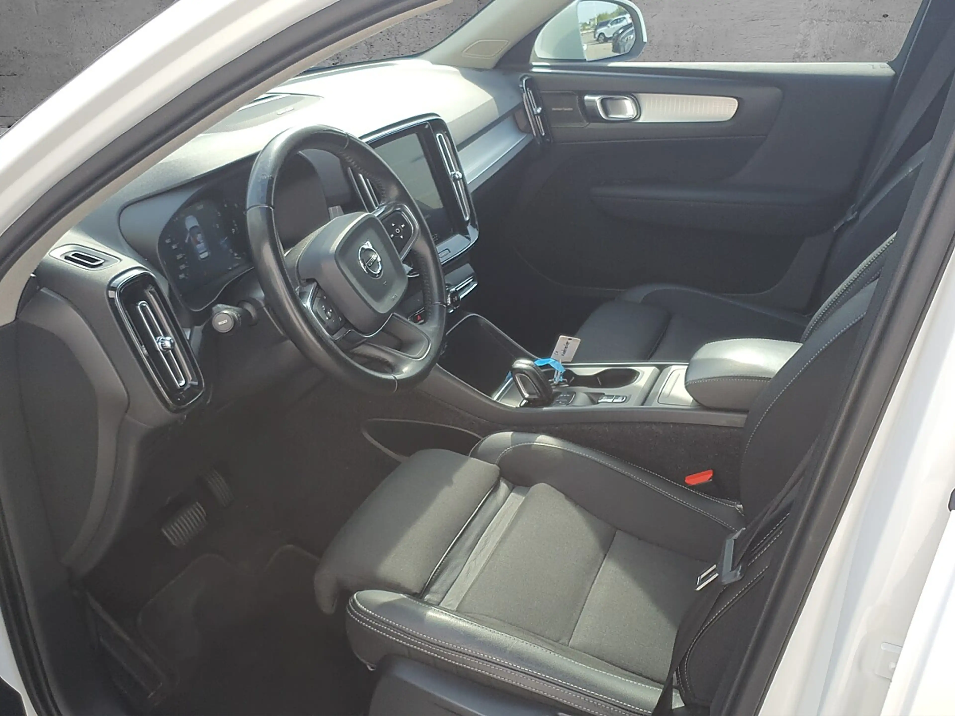 Volvo XC40 T4 AWD Momentum — photo 7