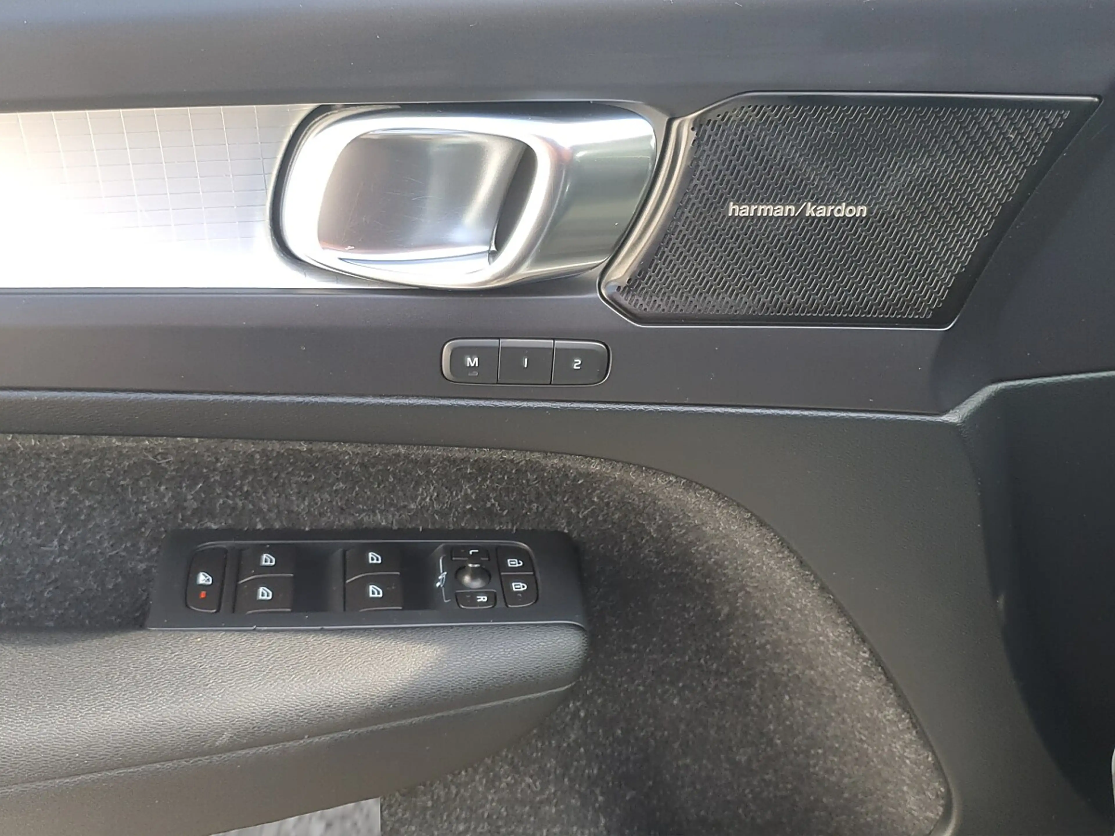 Volvo XC40 T4 AWD Momentum — photo 8