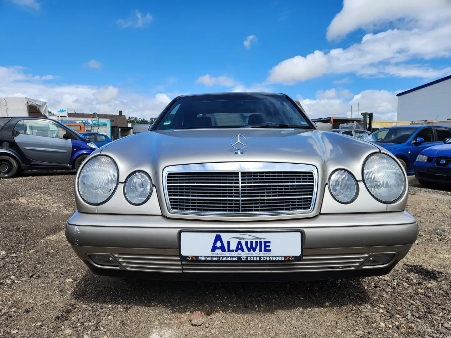 Mercedes-Benz E 200 Classic Automatik Schiebedach Alufelgen ohne Klima Plateado - 2