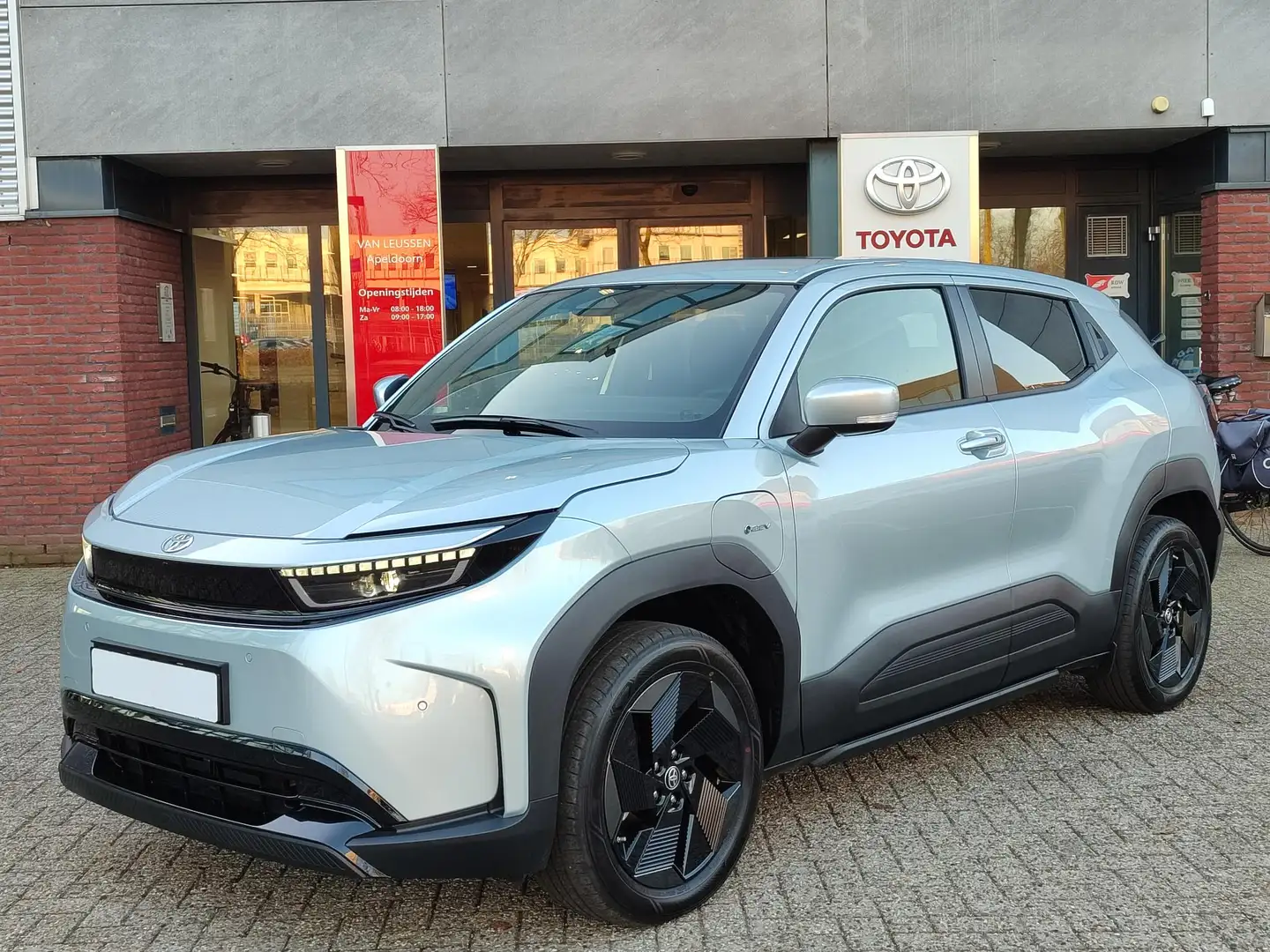 Toyota Urban Cruiser DYNAMIC 61 kWh NIEUW! STOELVERW BLIND SPOT KEYLESS Grau - 1