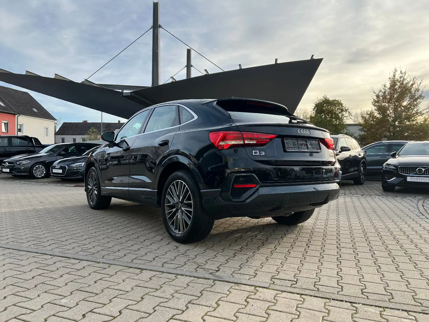 Audi Q3 Sportback 35 TDI S Line *LED Navi Leder DAB* Schwarz - 2
