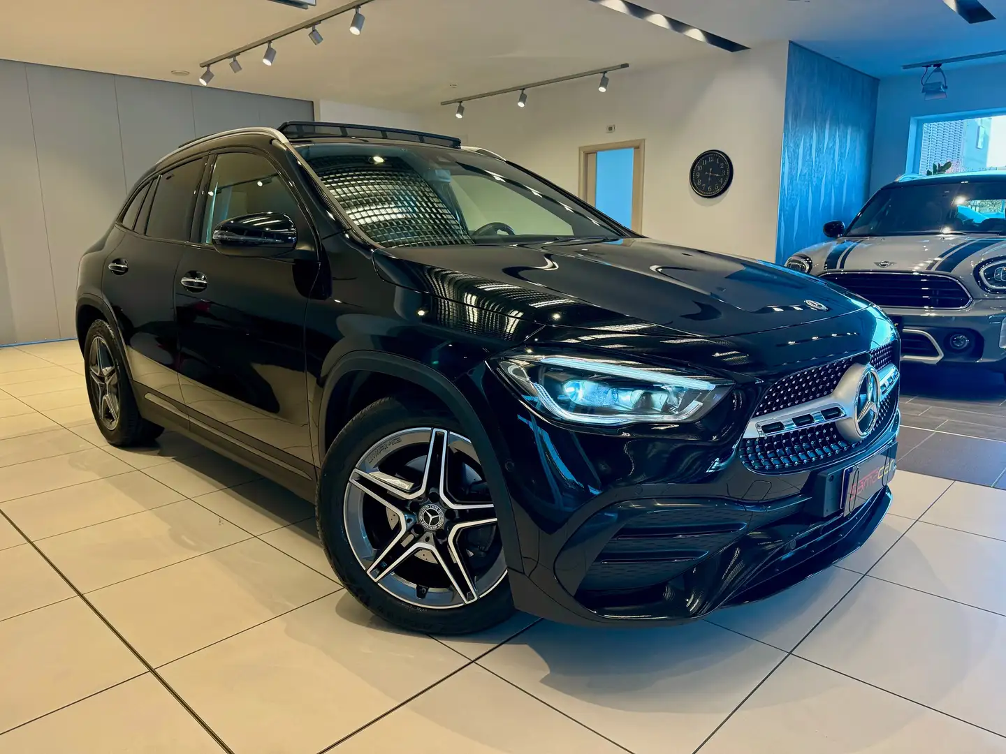 Mercedes-Benz GLA 200 d Premium AMG auto TETTO, MULTIBEAM Zwart - 1