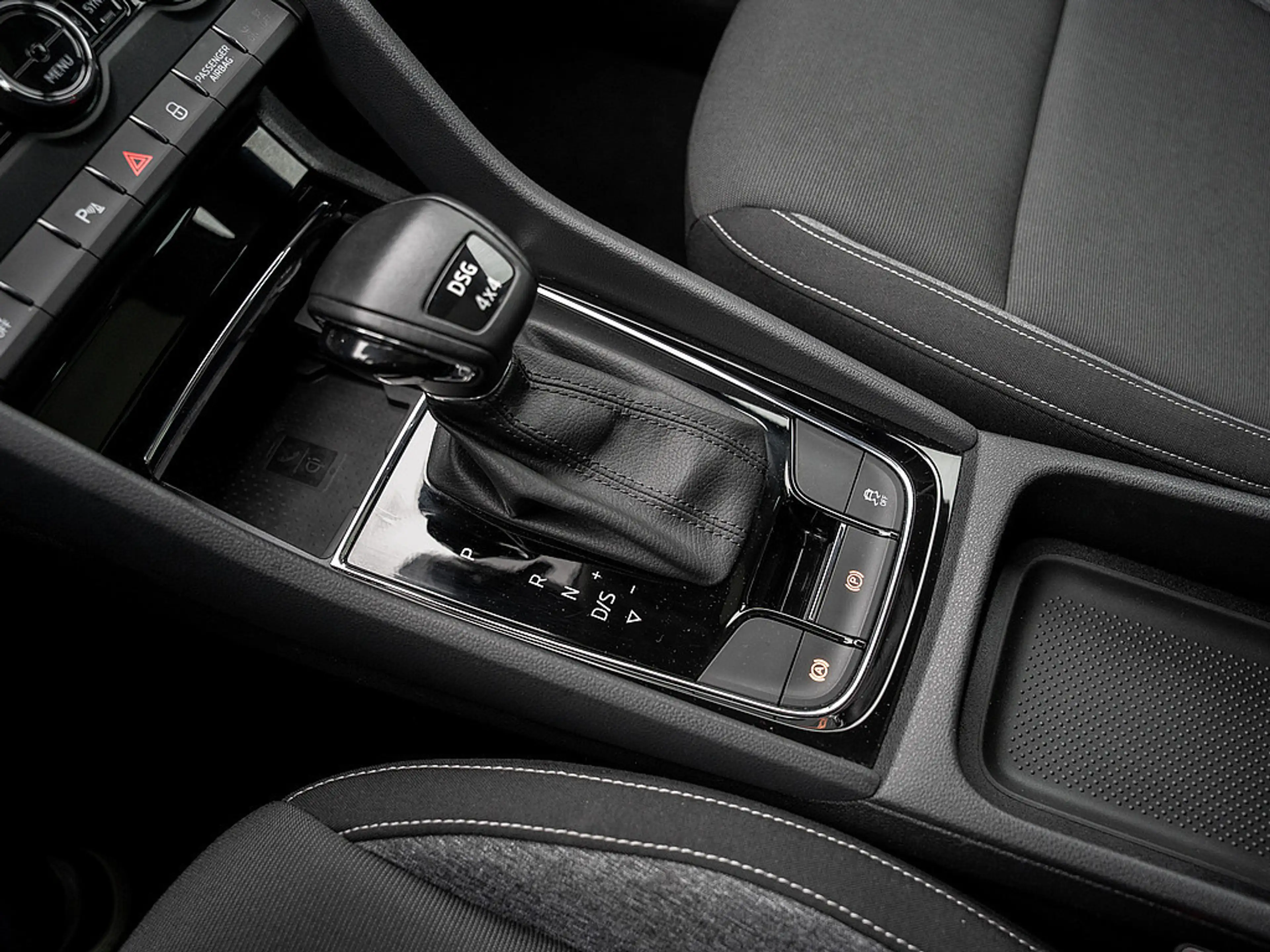 Skoda Karoq 2.0 TDI Drive 4x4 DSG AHK PANO Kam Navi — photo 9