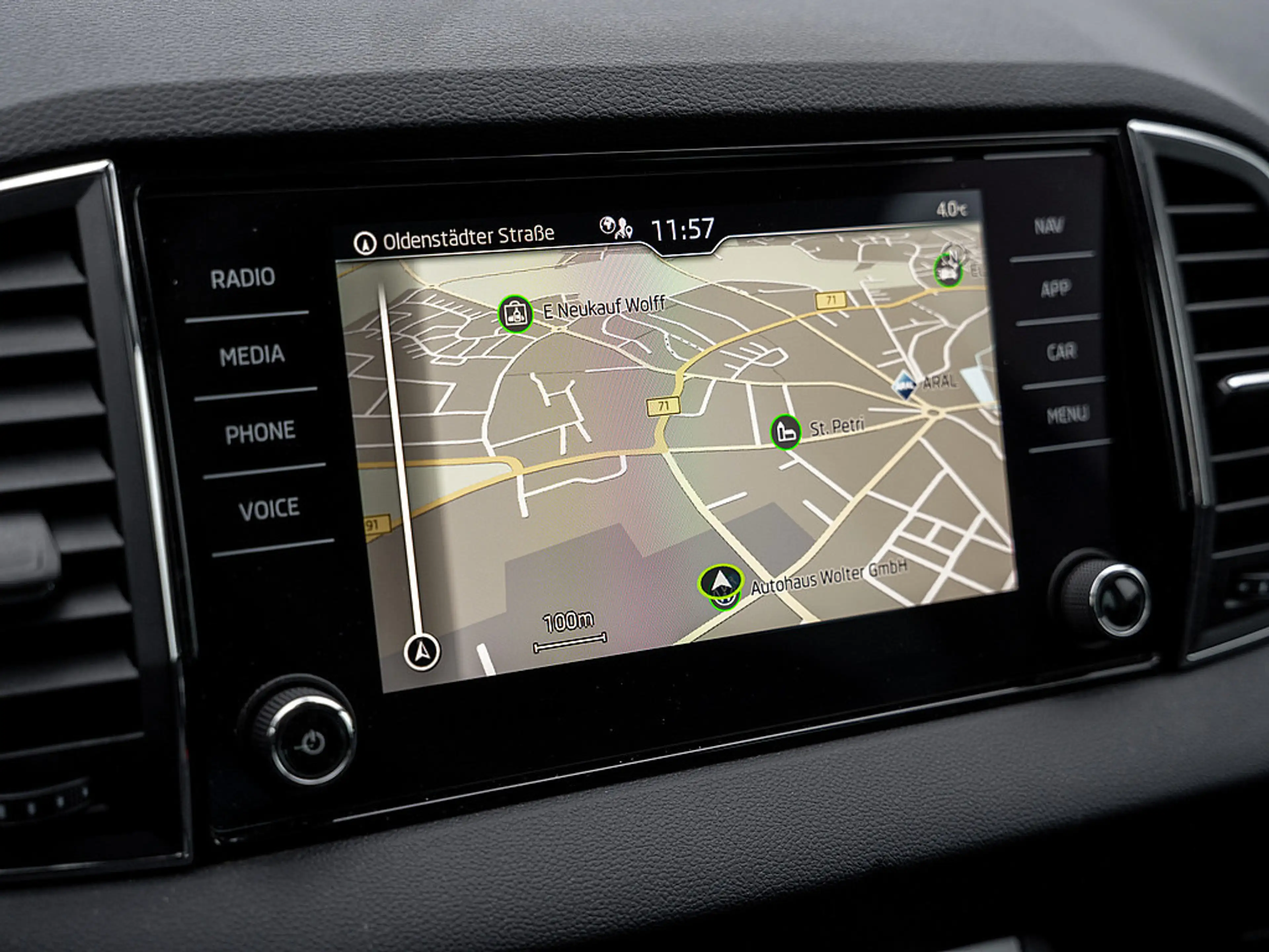 Skoda Karoq 2.0 TDI Drive 4x4 DSG AHK PANO Kam Navi — photo 7