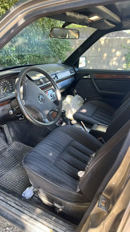 Mercedes-Benz E 200 (124), foto 4