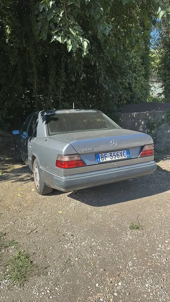 Mercedes-Benz E 200 (124), foto 1