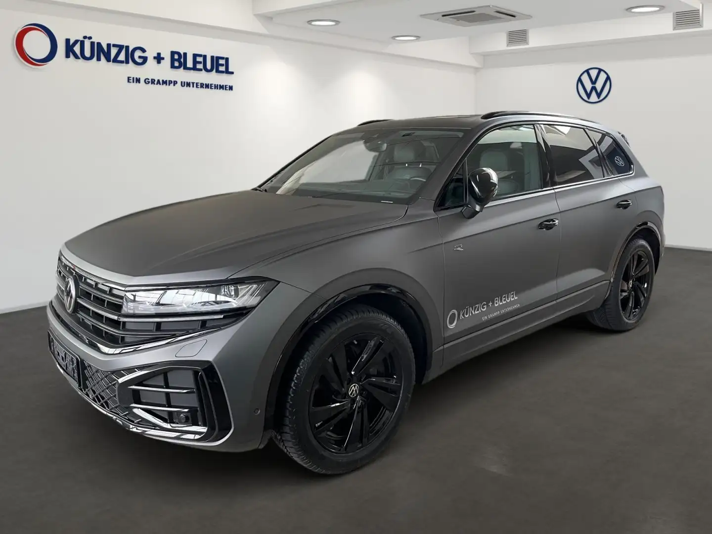 Volkswagen Touareg R-Line 3,0 TDI Nav*Pano*StHzg*Niveau*Dyn Grijs - 2