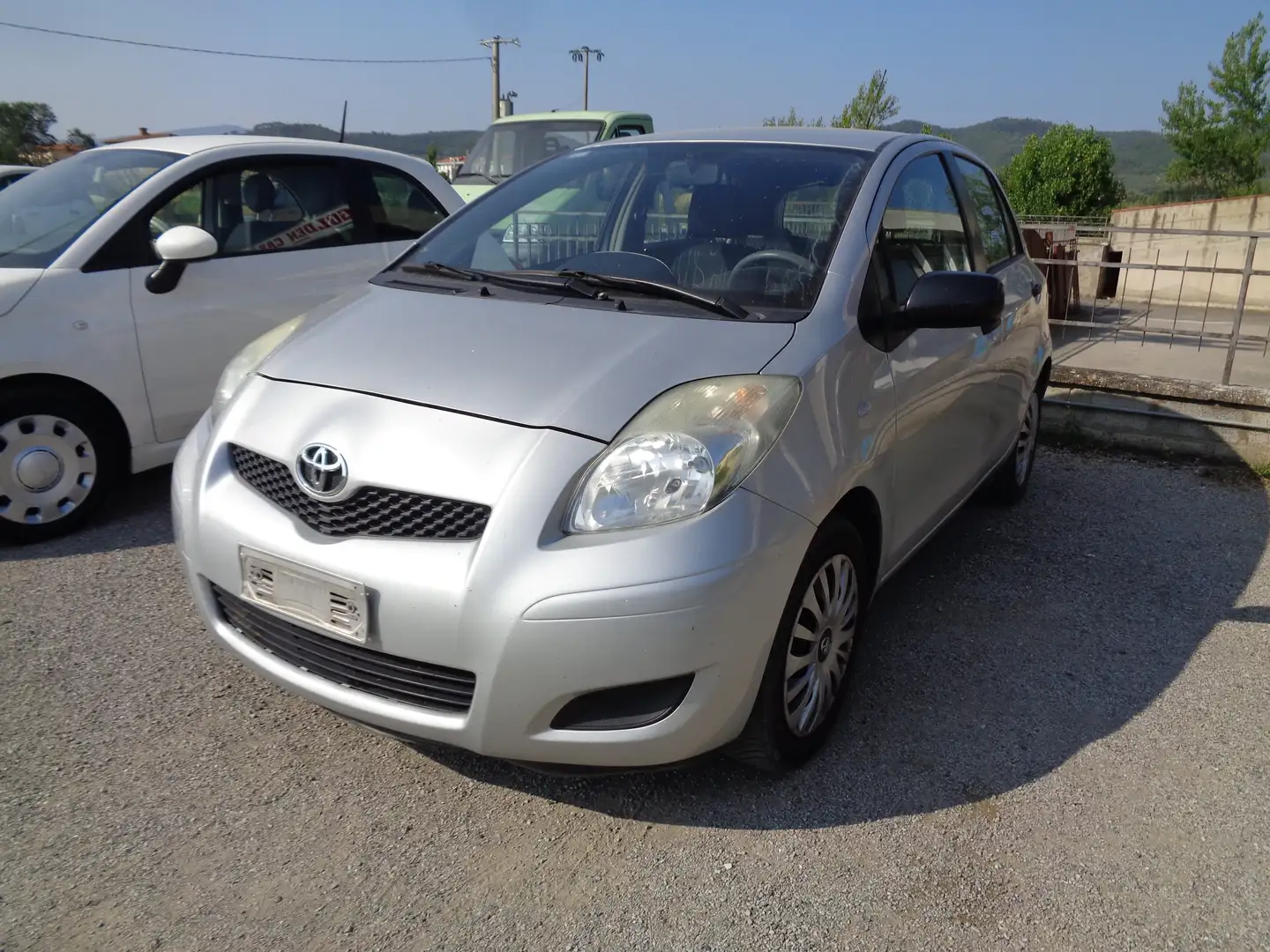 Toyota Yaris Yaris II 2005 5p 1.0 Now Gpl Plateado - 1