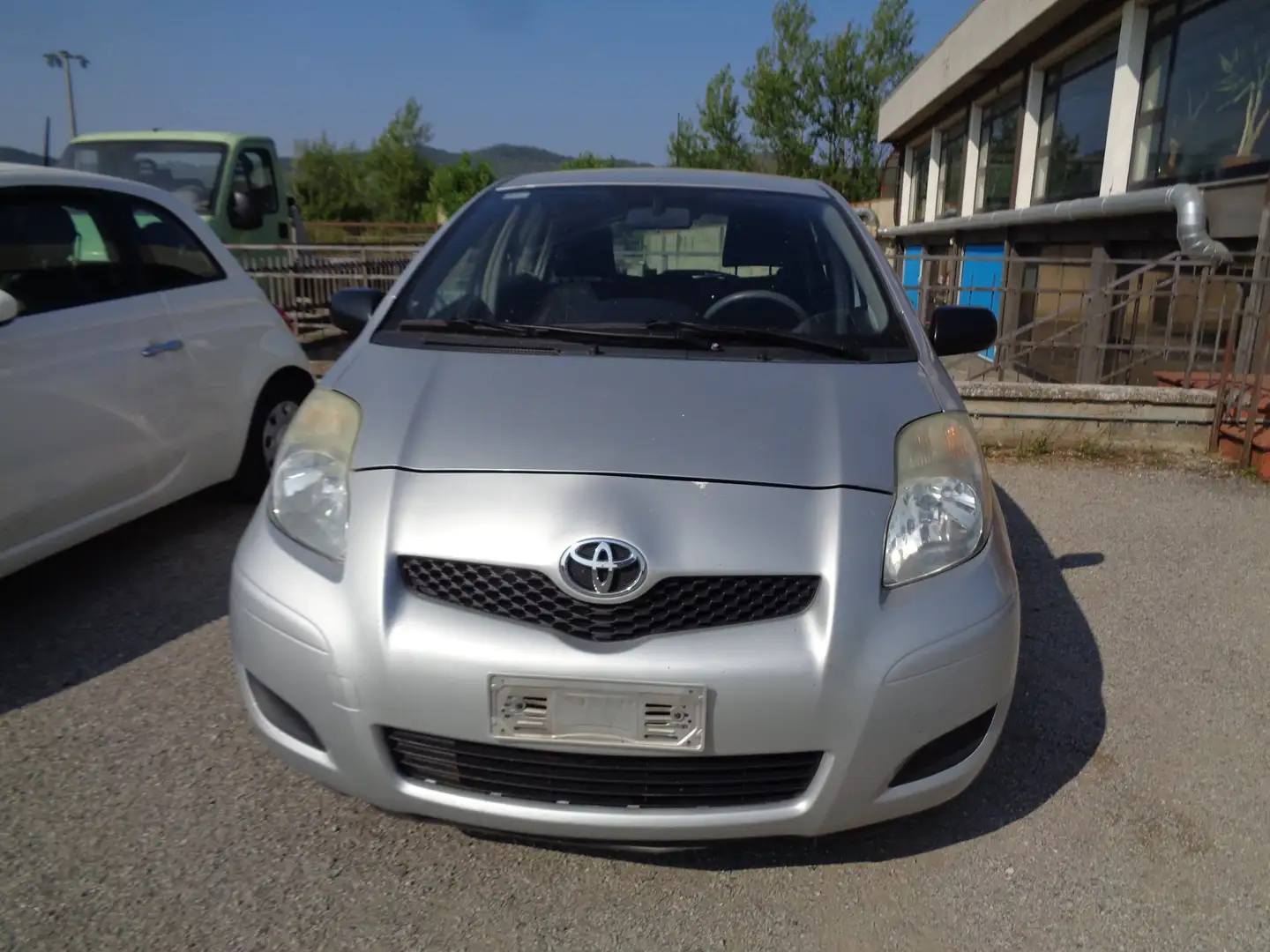 Toyota Yaris Yaris II 2005 5p 1.0 Now Gpl Plateado - 2