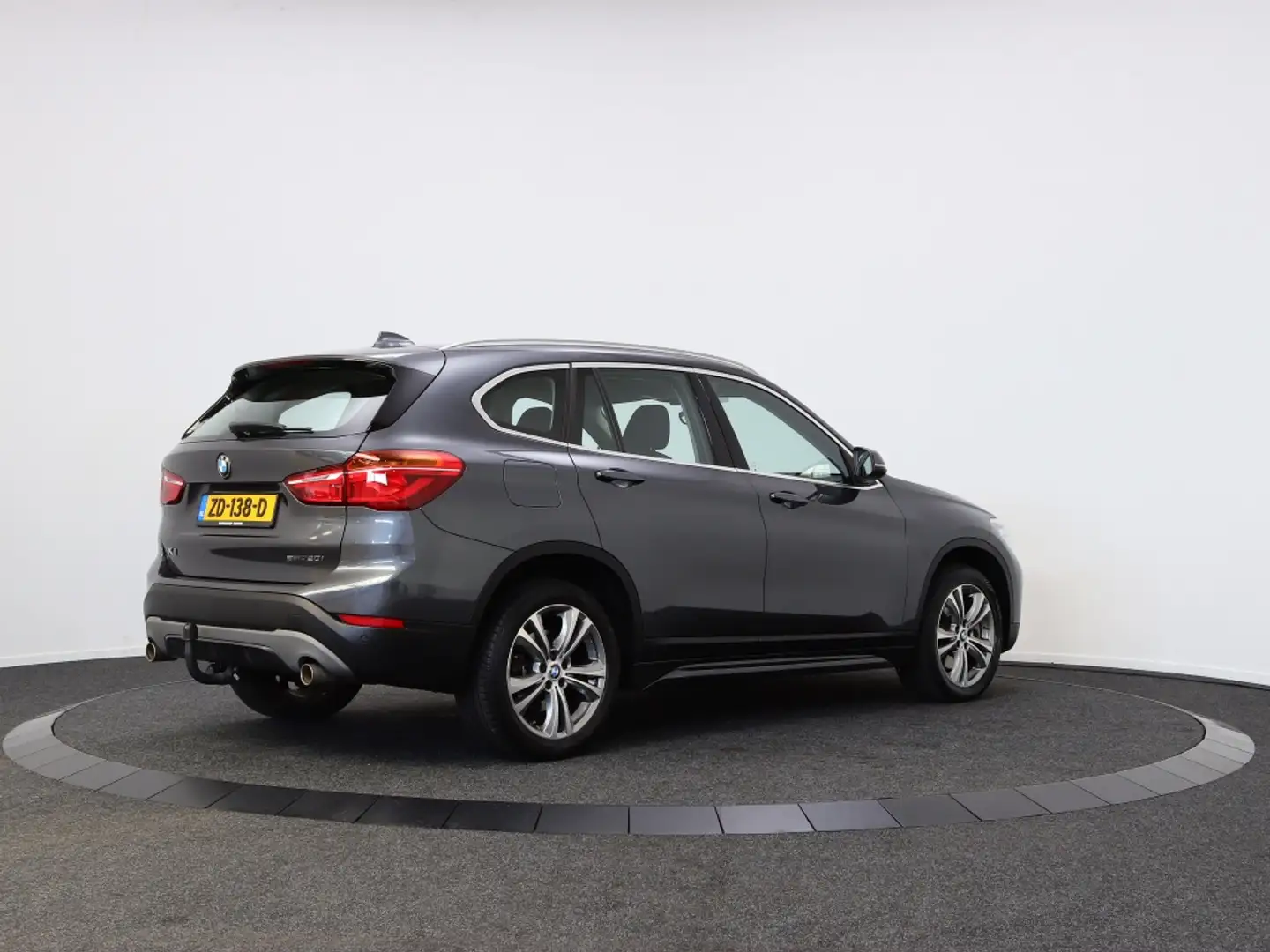 BMW X1 sDrive20i Sport Line | afn. Trekhaak | Navigatie | Gris - 2