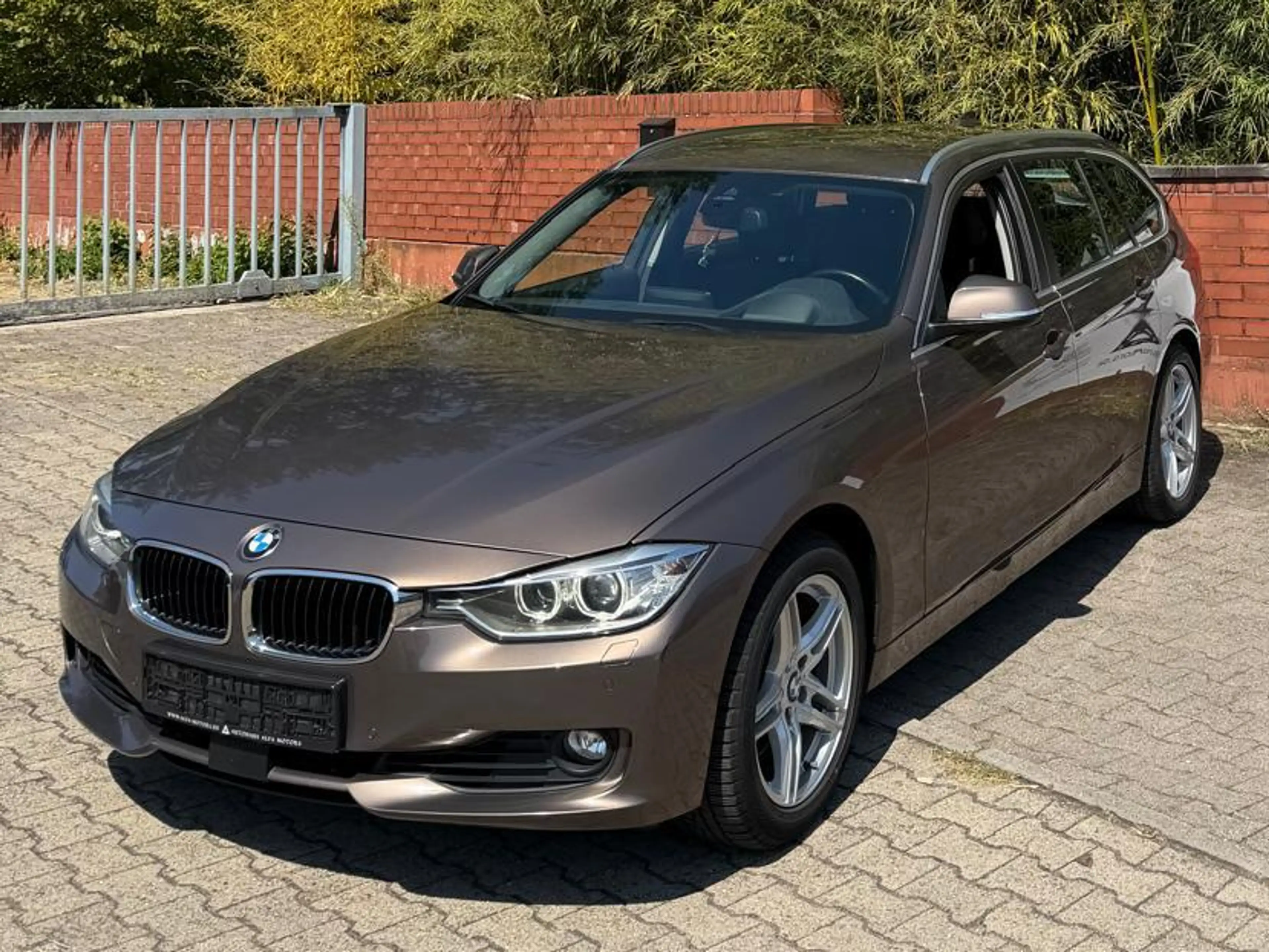 BMW 328 328 i xDrive // Allrad // Anhängerkupplung //