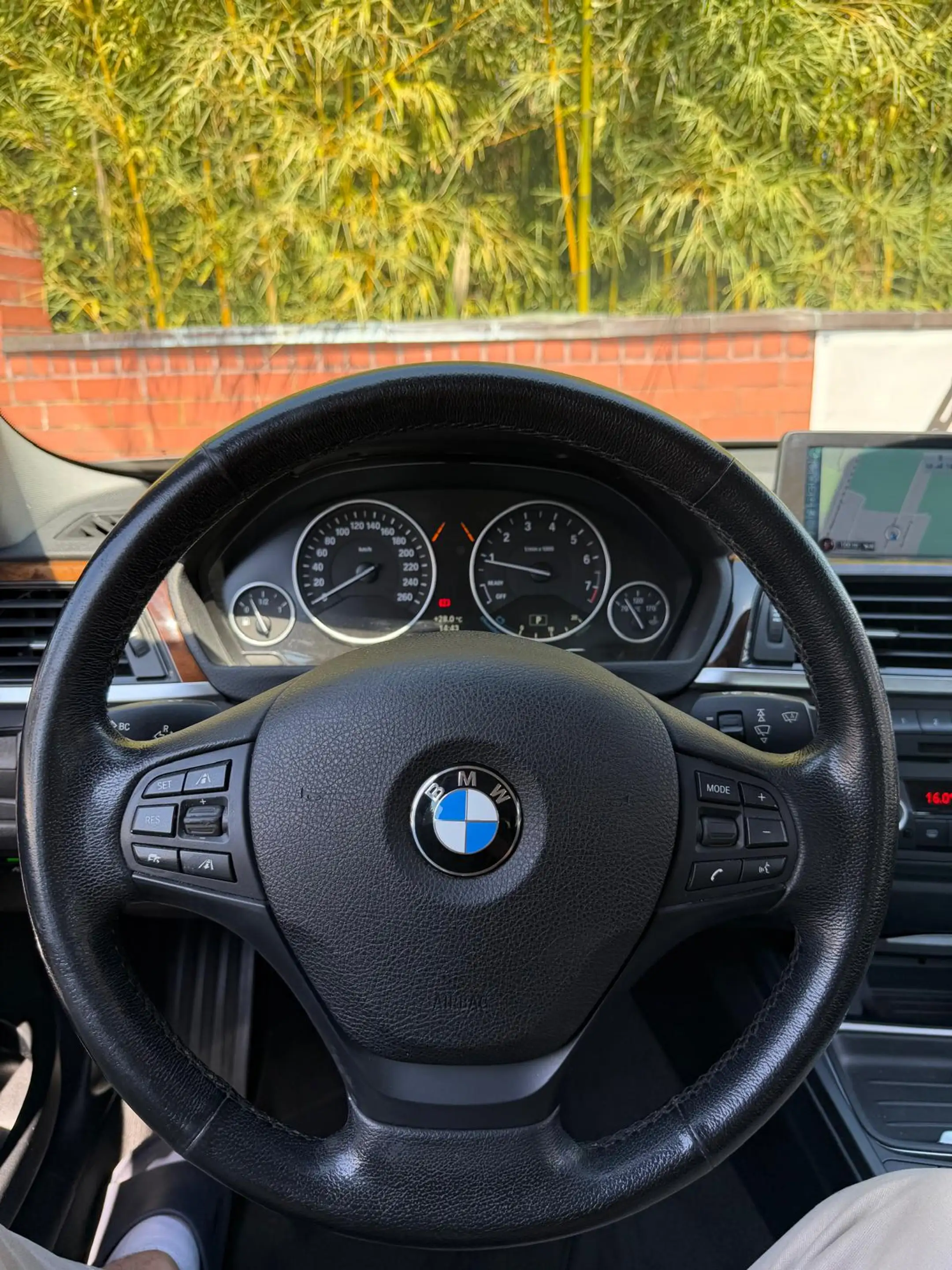 BMW 328 328 i xDrive // Allrad // Anhängerkupplung // — photo 12
