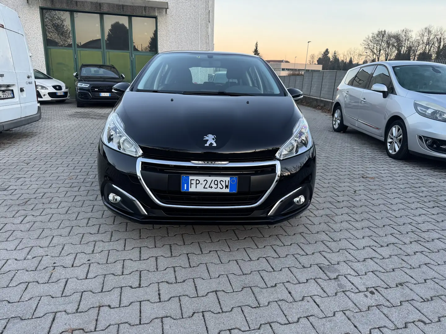 Peugeot 208 5p 1.2 puretech Black Line 82cv - 1