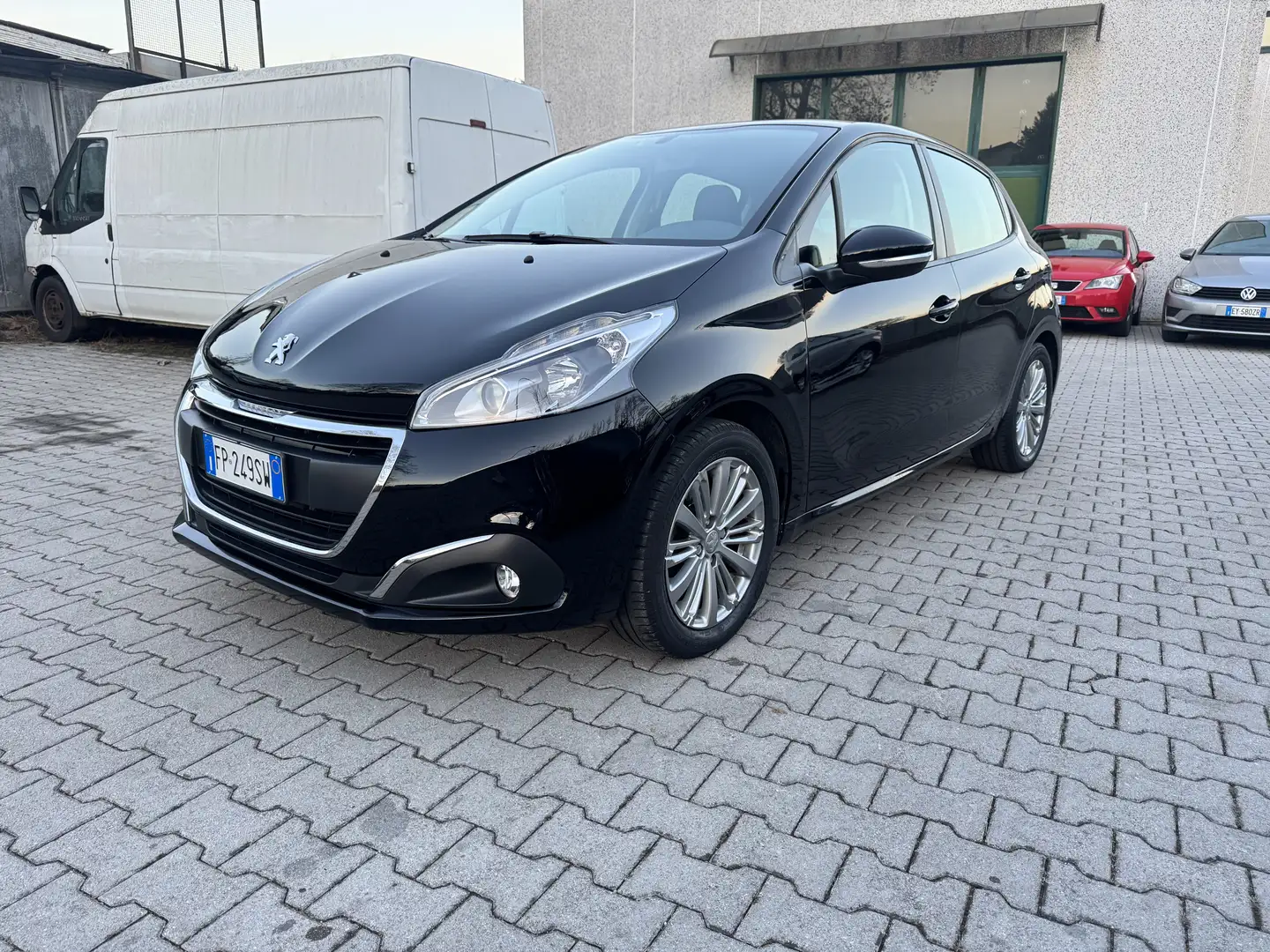 Peugeot 208 5p 1.2 puretech Black Line 82cv - 2