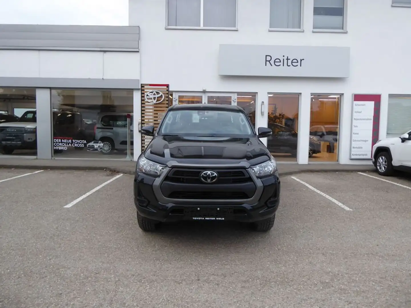 Toyota Hilux DK Country 4WD 2,8 D-4D Schwarz - 1