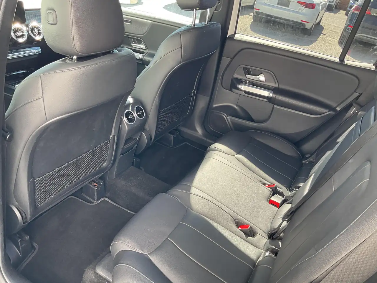 Mercedes-Benz GLB снимка Mercedes-Benz GLB