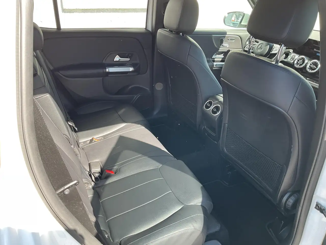 Mercedes-Benz GLB снимка Mercedes-Benz GLB