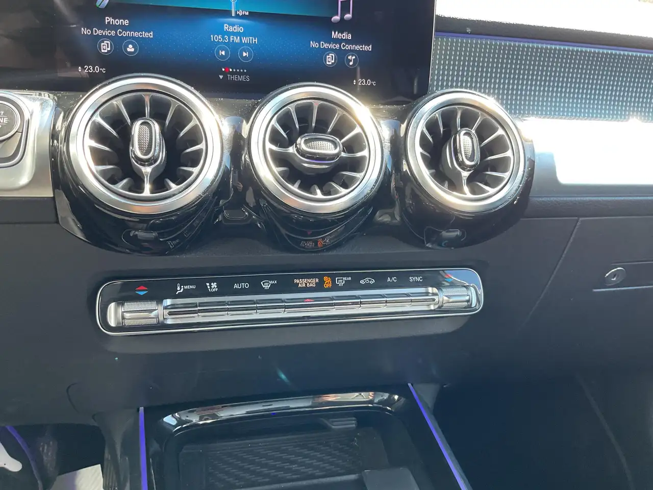 Mercedes-Benz GLB снимка Mercedes-Benz GLB