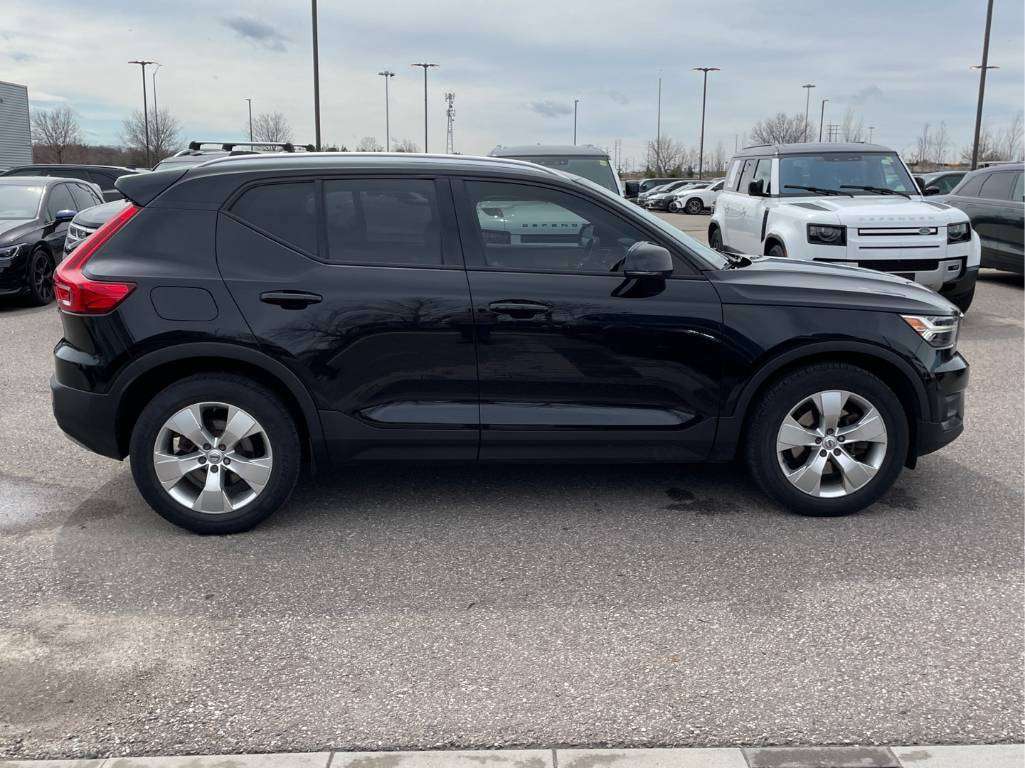 2020 Volvo XC40 T5 AWD Momentum alt 4