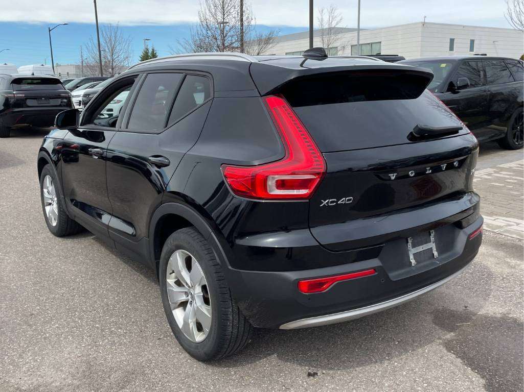 2020 Volvo XC40 T5 AWD Momentum alt 2