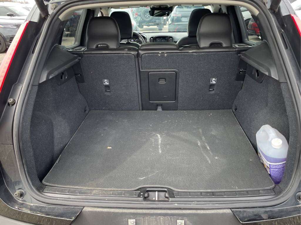 2020 Volvo XC40 T5 AWD Momentum alt 5