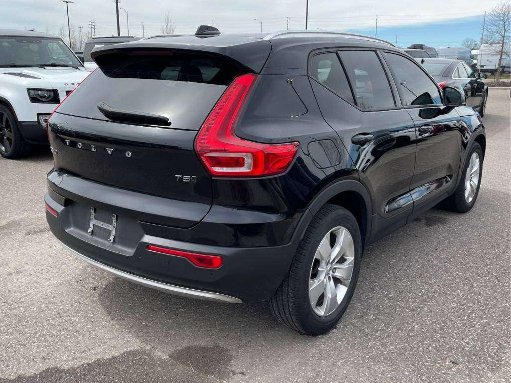 2020 Volvo XC40 T5 AWD Momentum alt 3