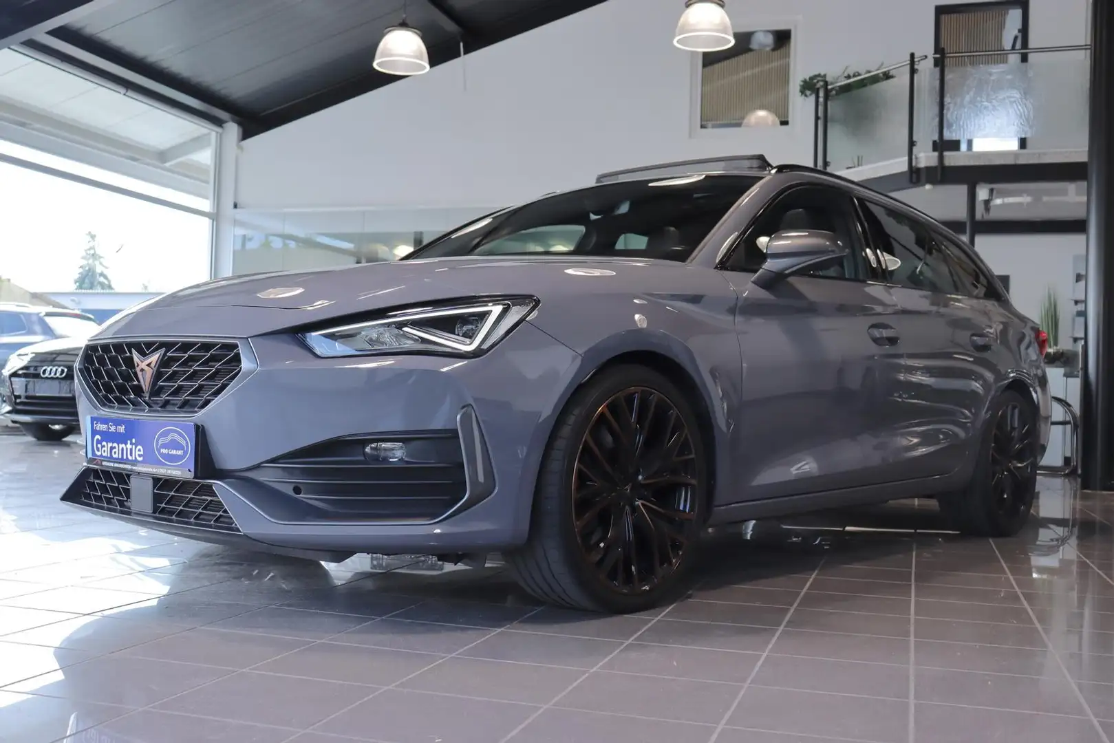 CUPRA Leon Sportstourer VZ 2.0 TSI DSG *PANO*ACC*AHK* Grau - 2