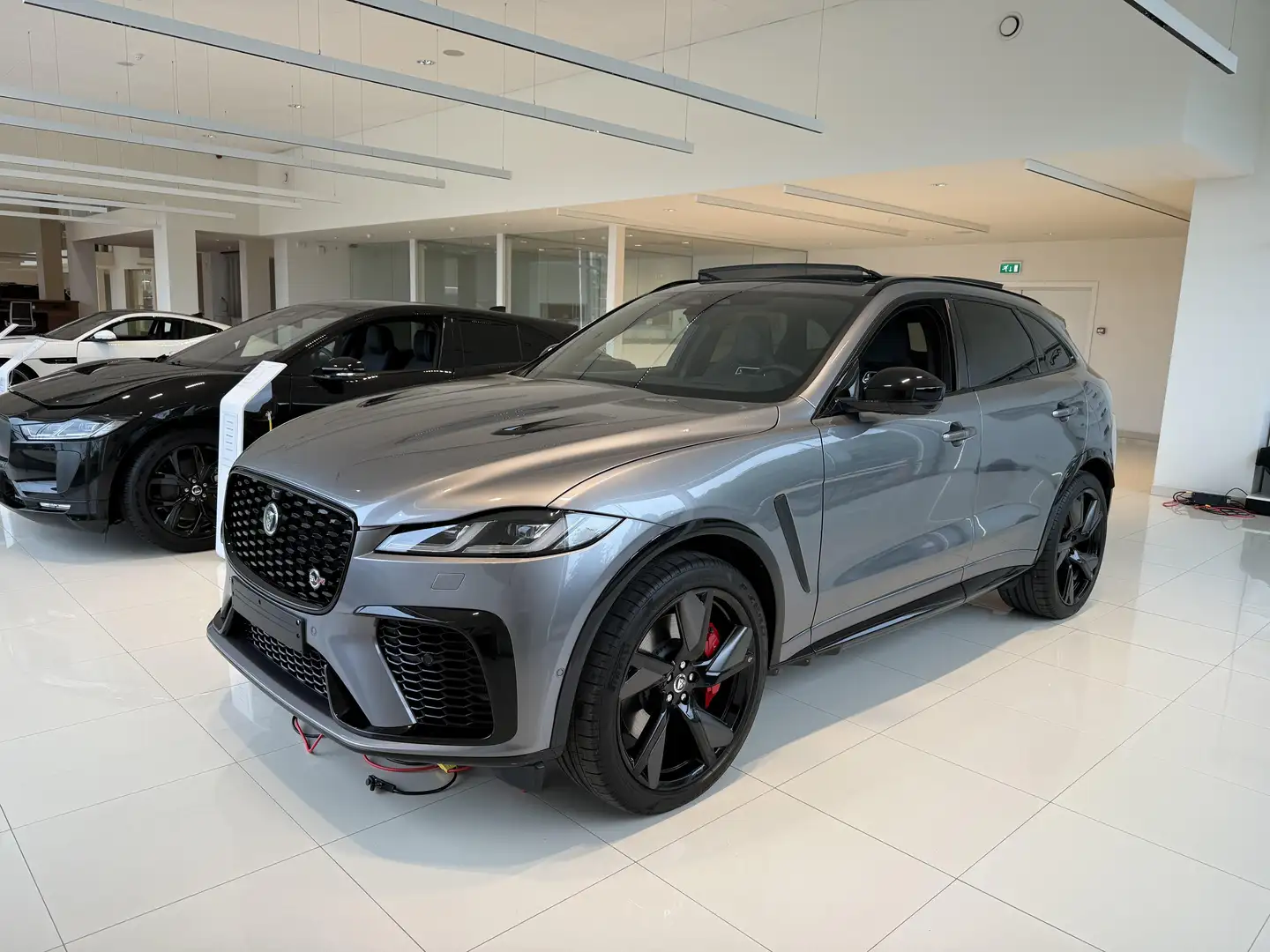 Jaguar F-Pace P550 SVR // Lichte Vracht Gris - 1