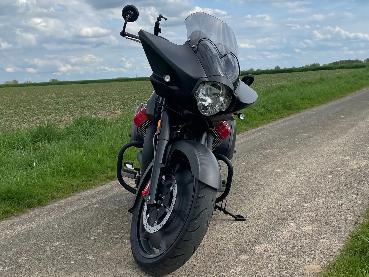 Moto Guzzi MGX-21 Flying Fortress Černá - 1