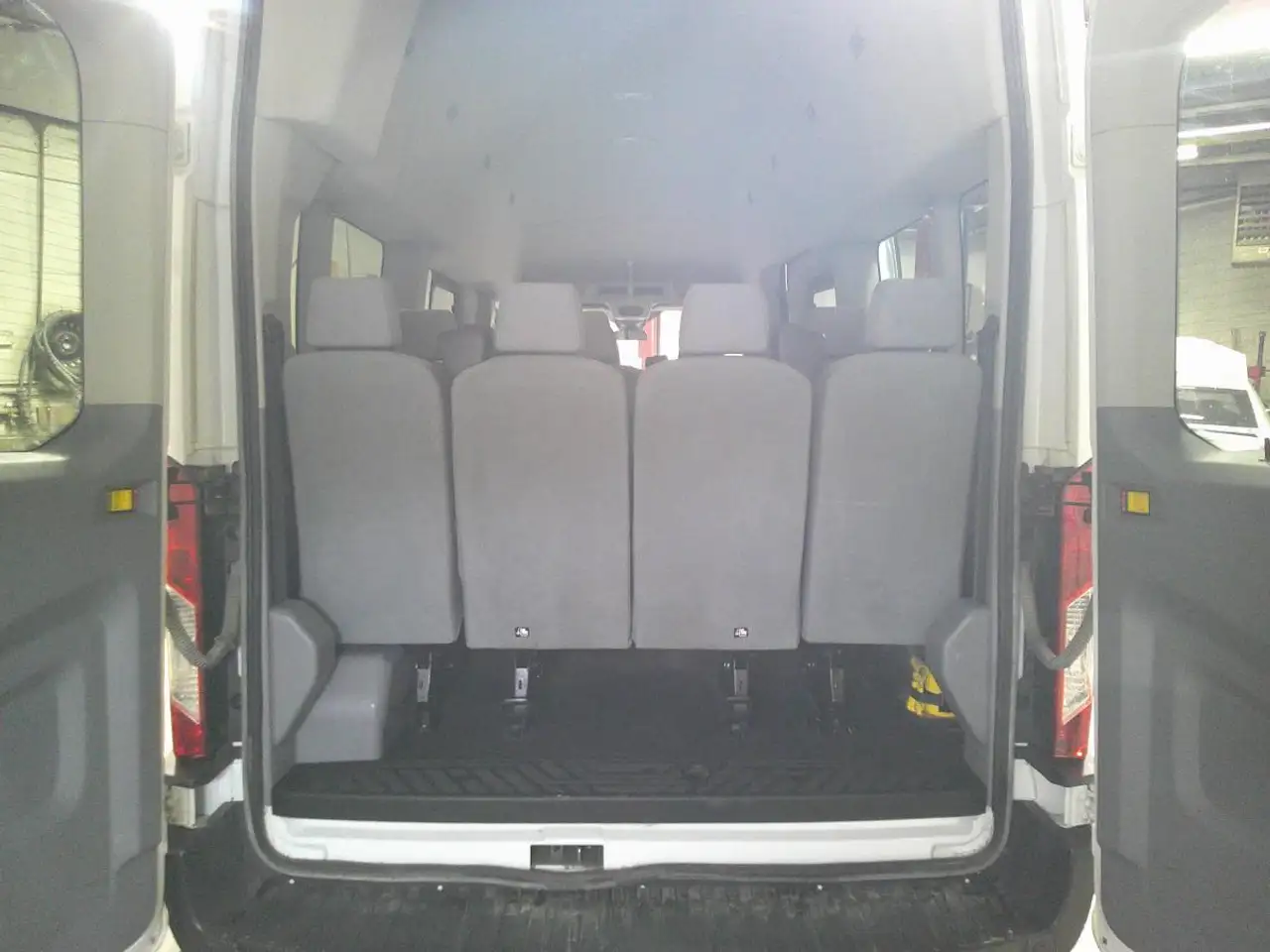 Ford Transit Passenger Wagon снимка Ford Transit Passenger Wagon