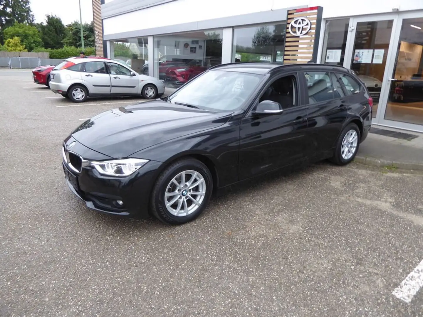 BMW 316 d Touring Aut. *LED*NAVI*SHZ*KOMFORTZUGANG* Noir - 2