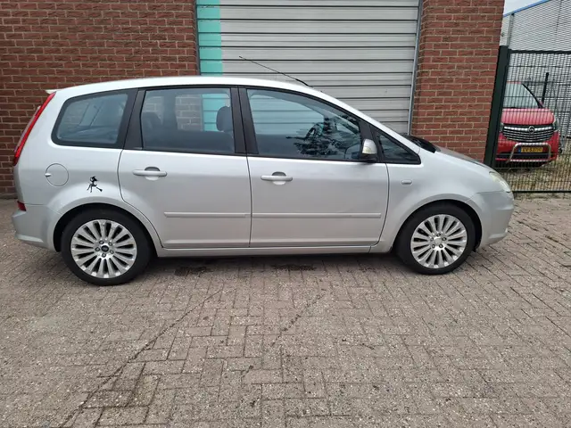 Ford C-Max view 4