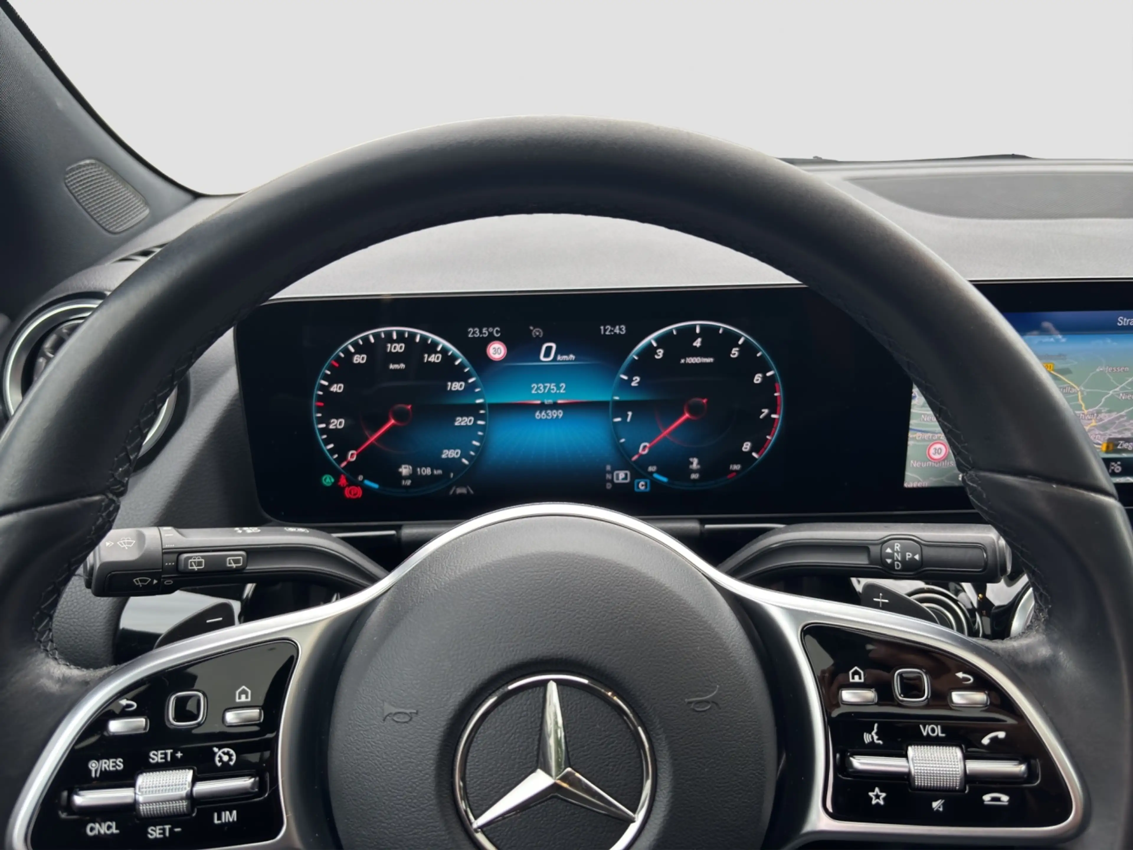 Mercedes-Benz GLA 180 *Progressive*Pano*Park-Paket*Kamera*LED* — photo 11