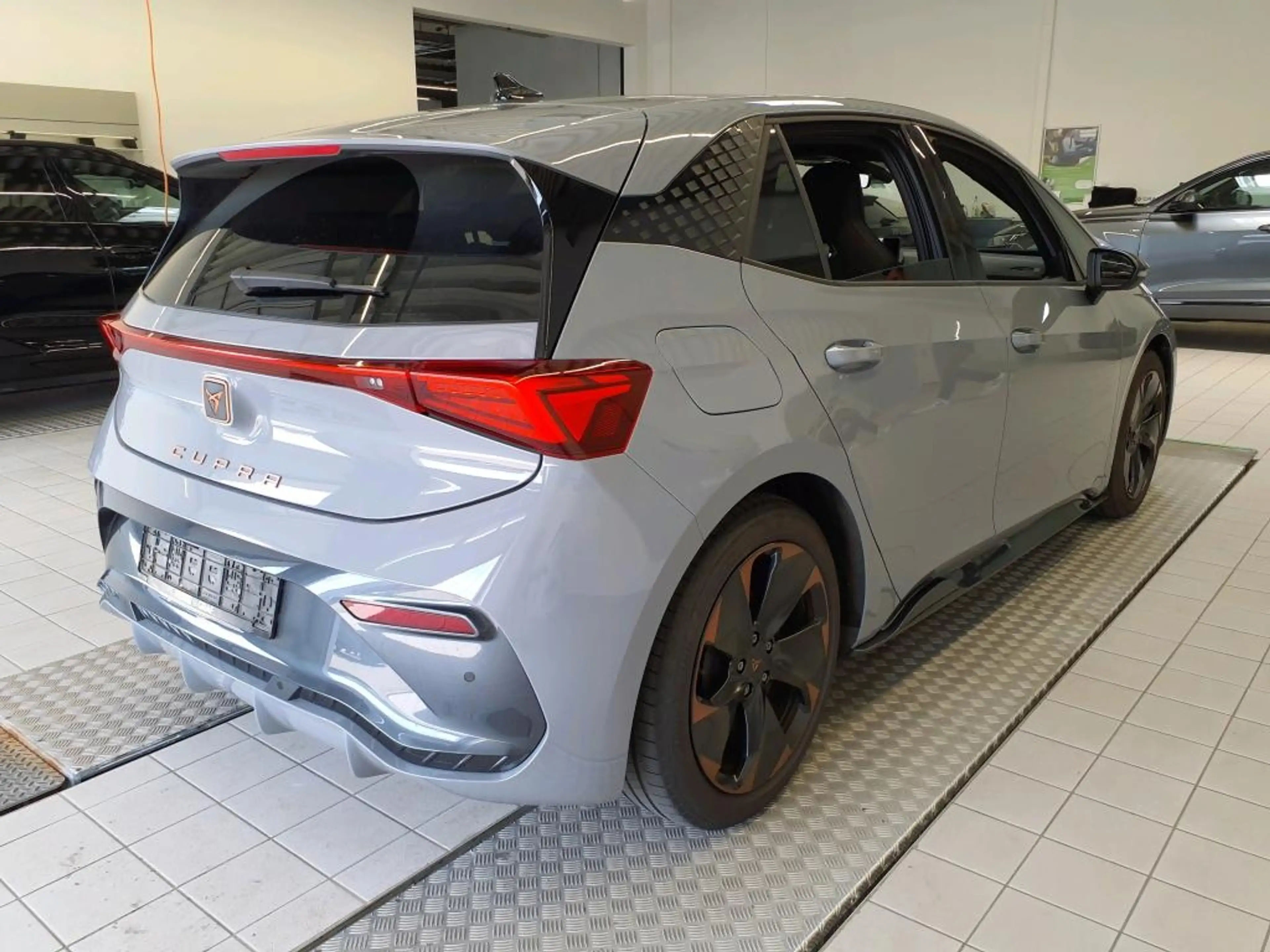 CUPRA Born e-BOOST 63kWh +LED +"19 +SENNHEISER +RKAM +ACC +A — photo 5