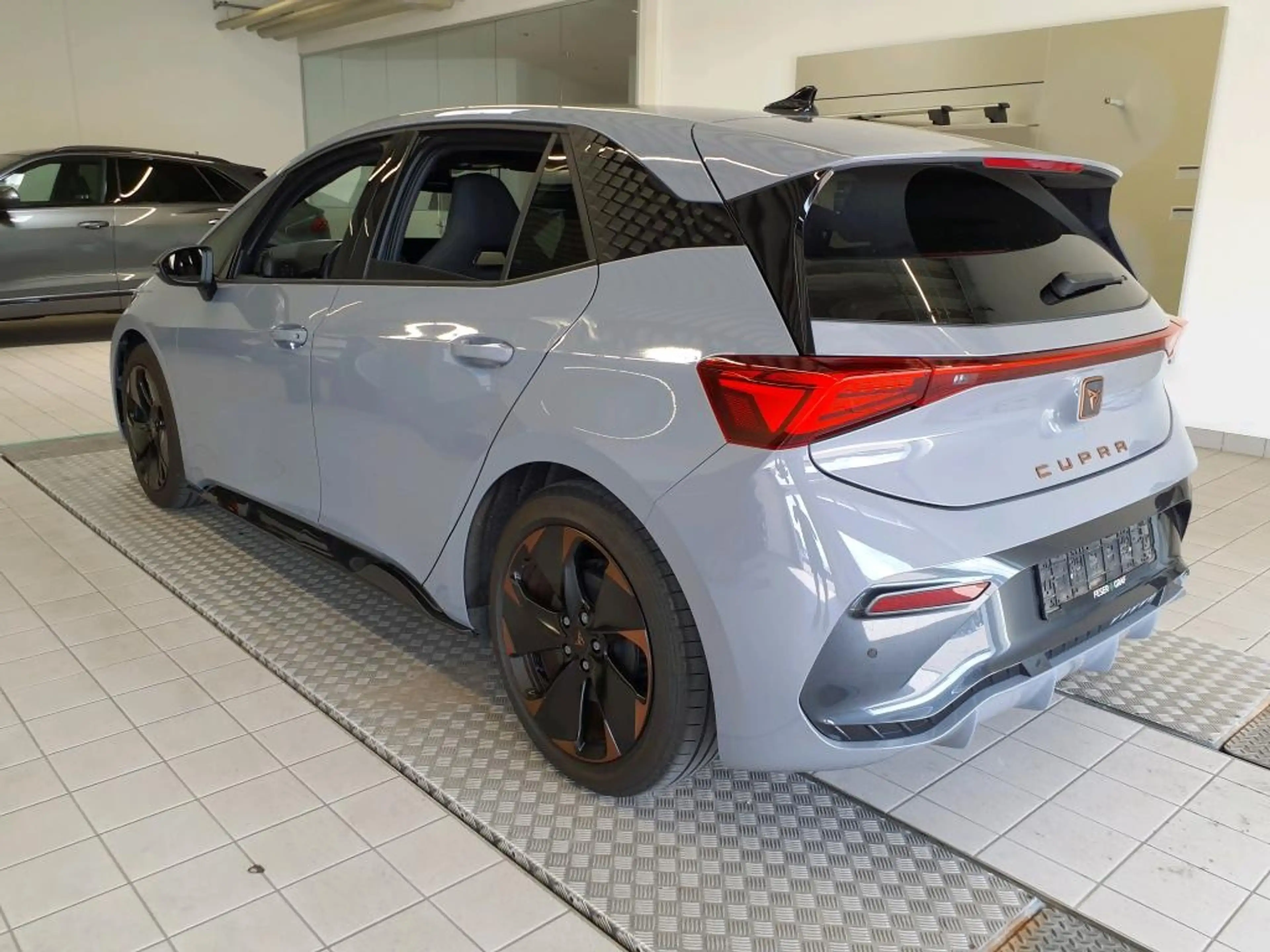 CUPRA Born e-BOOST 63kWh +LED +"19 +SENNHEISER +RKAM +ACC +A — photo 4